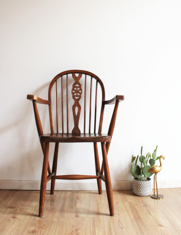 Antieke houten Windsor stoel. Vintage spijlenstoel met armleuningen | *-Sold-* | Flat
