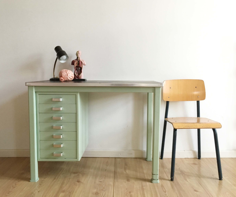 Hedendaags Mintgroen vintage bureau met schoolstoel, Gispen? Industrieel MK-81