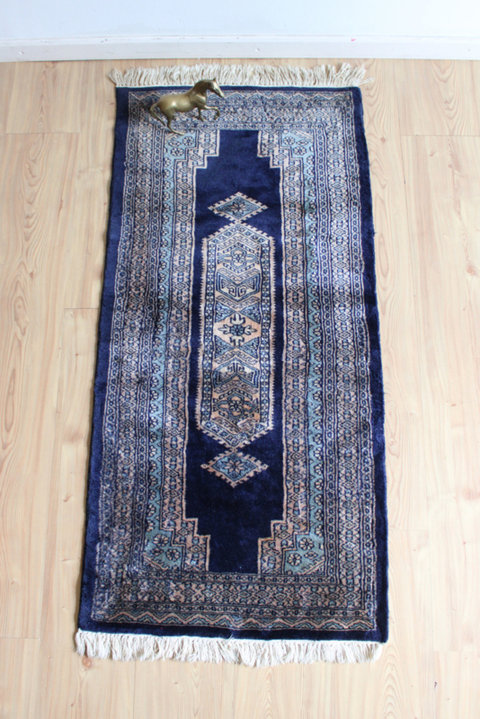 Handgemaakt vintage Perzisch tapijt.  Blauw Oosters bidkleed / loper.