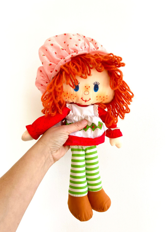 Vintage Strawberry Shortcake doll. Retro aardbeien pop van Kenner.