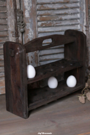 Houten eierrek in sobere stijl