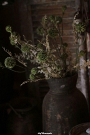 Bos zijdenbloemen en takken in wit met frisgroen