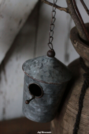 Vogelhuisje aan roestige ketting