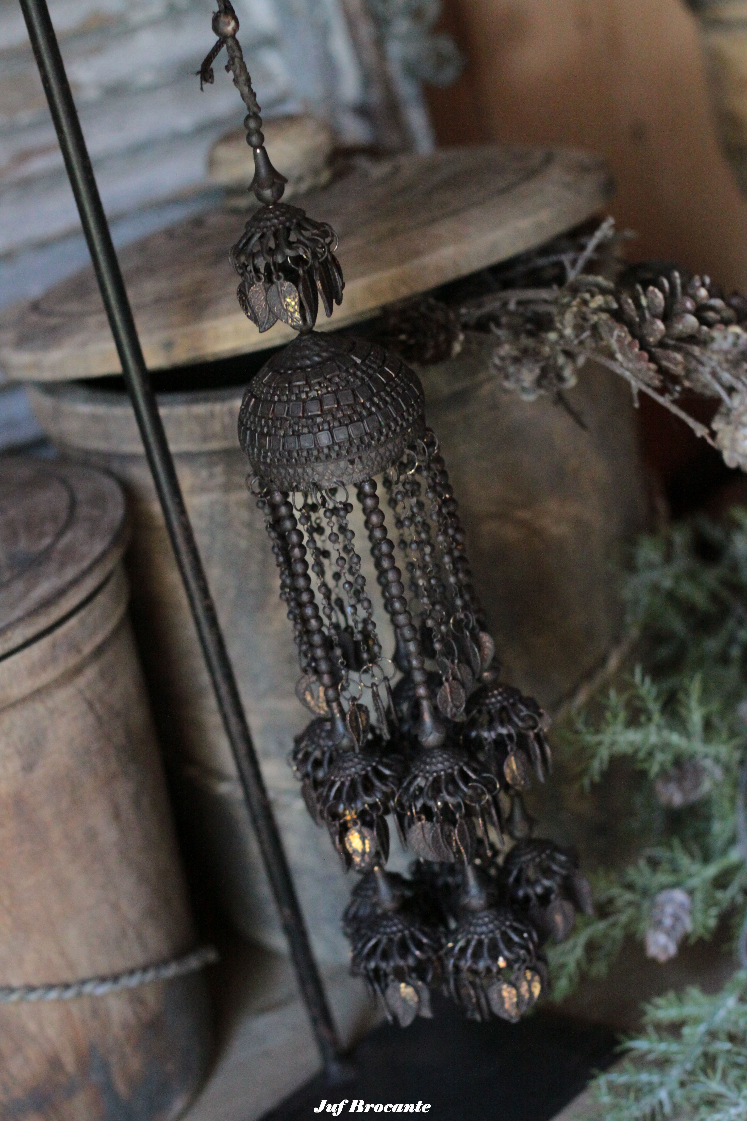 Lou lou hanger / ornament aan gietijzeren staander