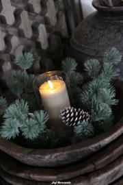 Larix krans met windlicht