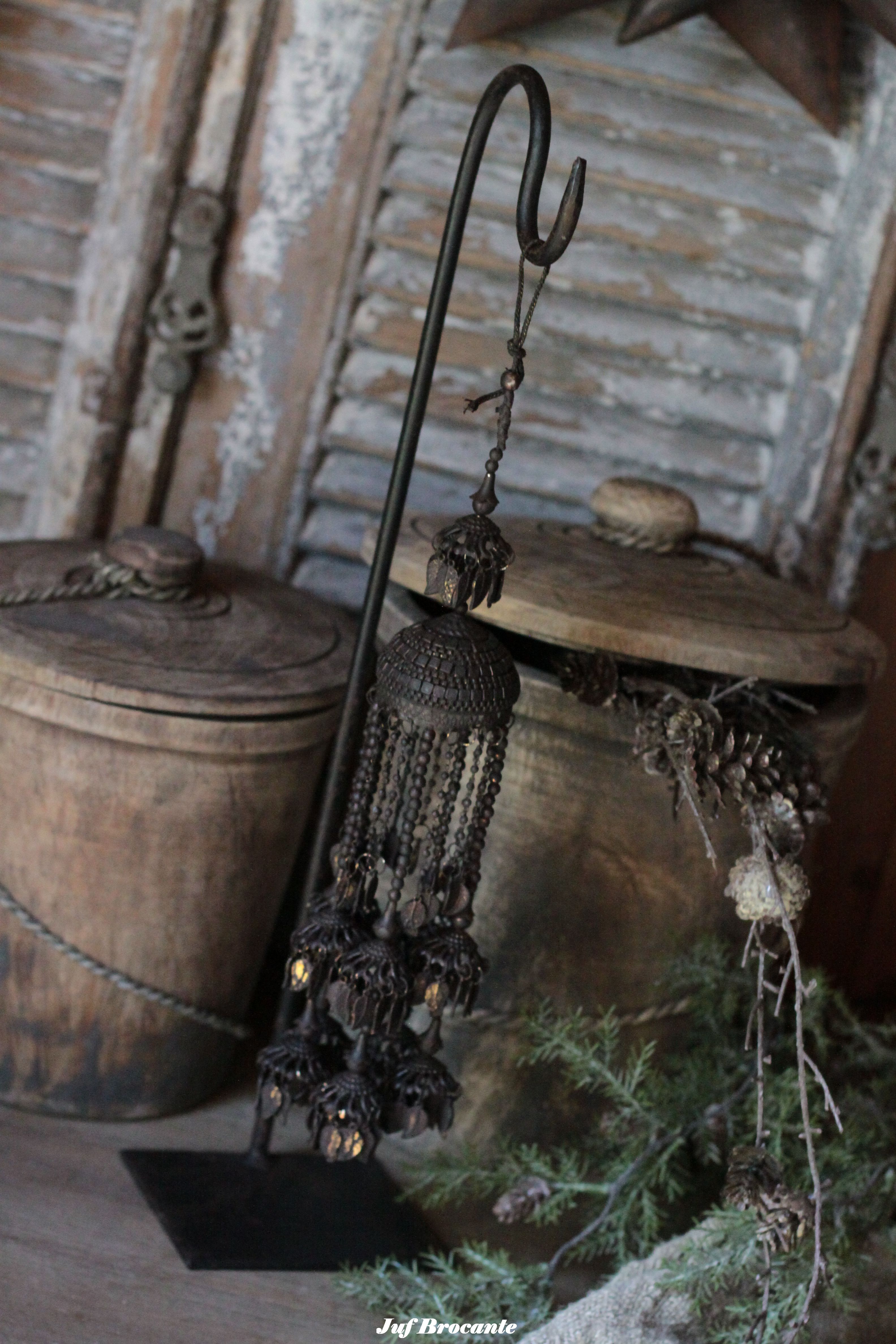 Lou lou hanger / ornament aan gietijzeren staander