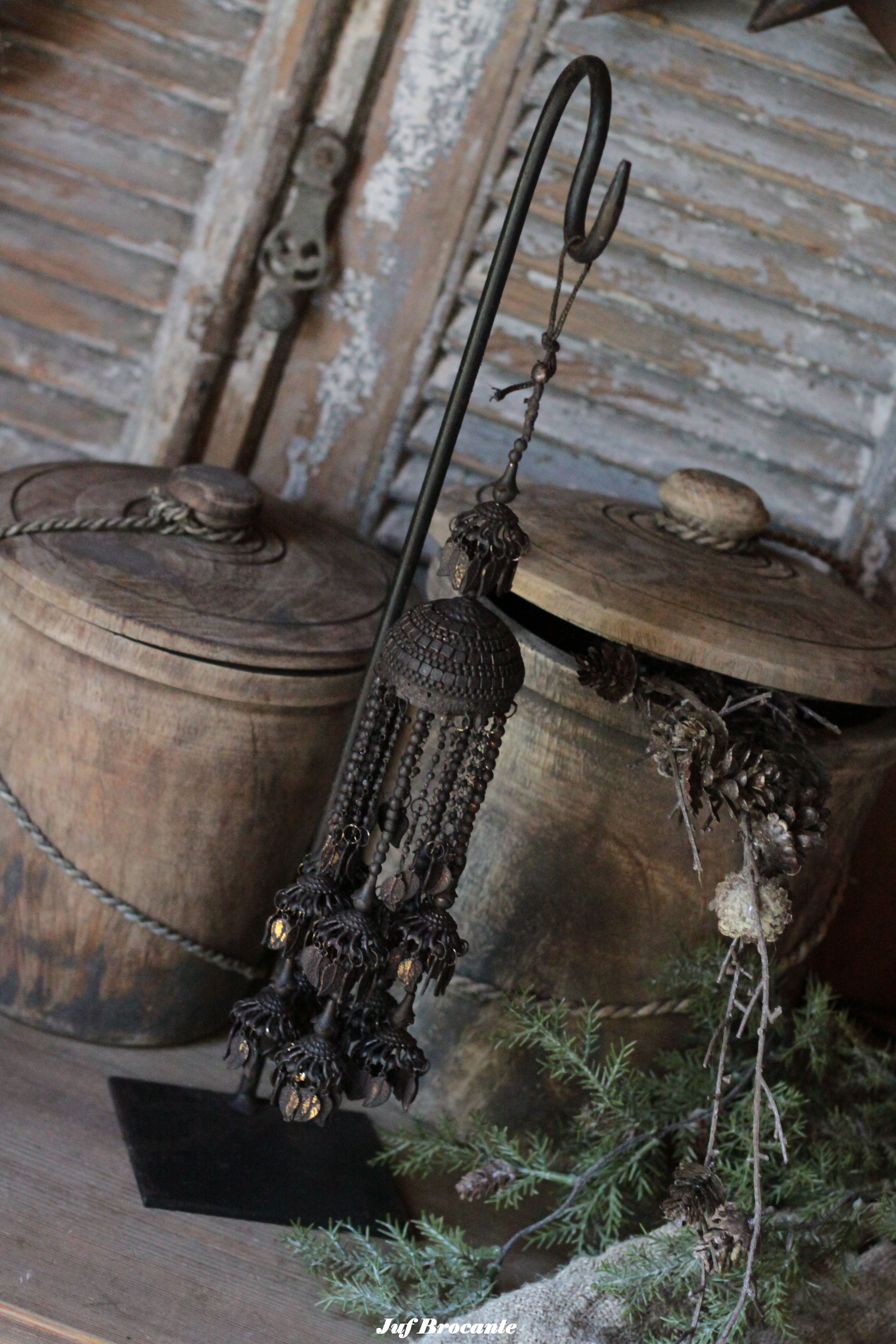 Lou lou hanger / ornament aan gietijzeren staander