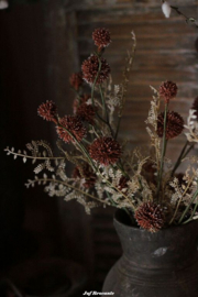 Bos zijdenbloemen en takken in roestkleur