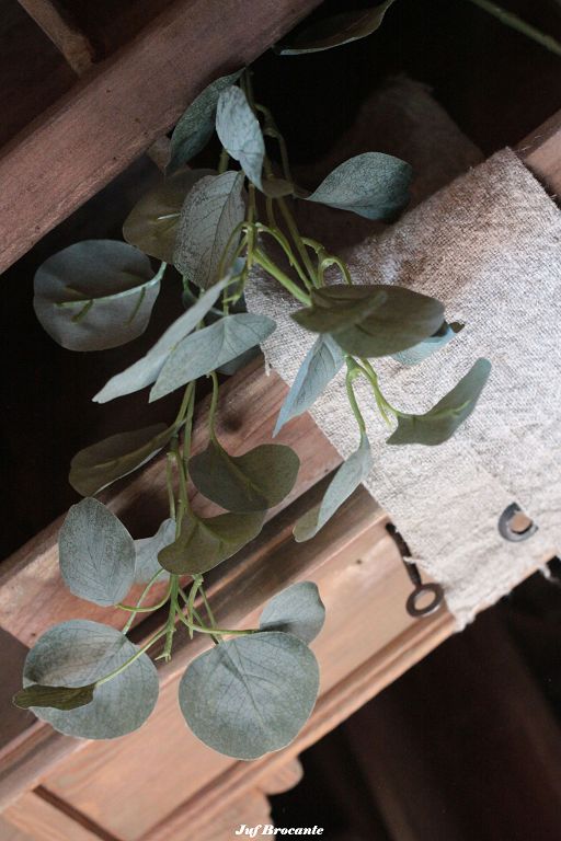 Lange tak eucalyptus (kunst) met vol blad