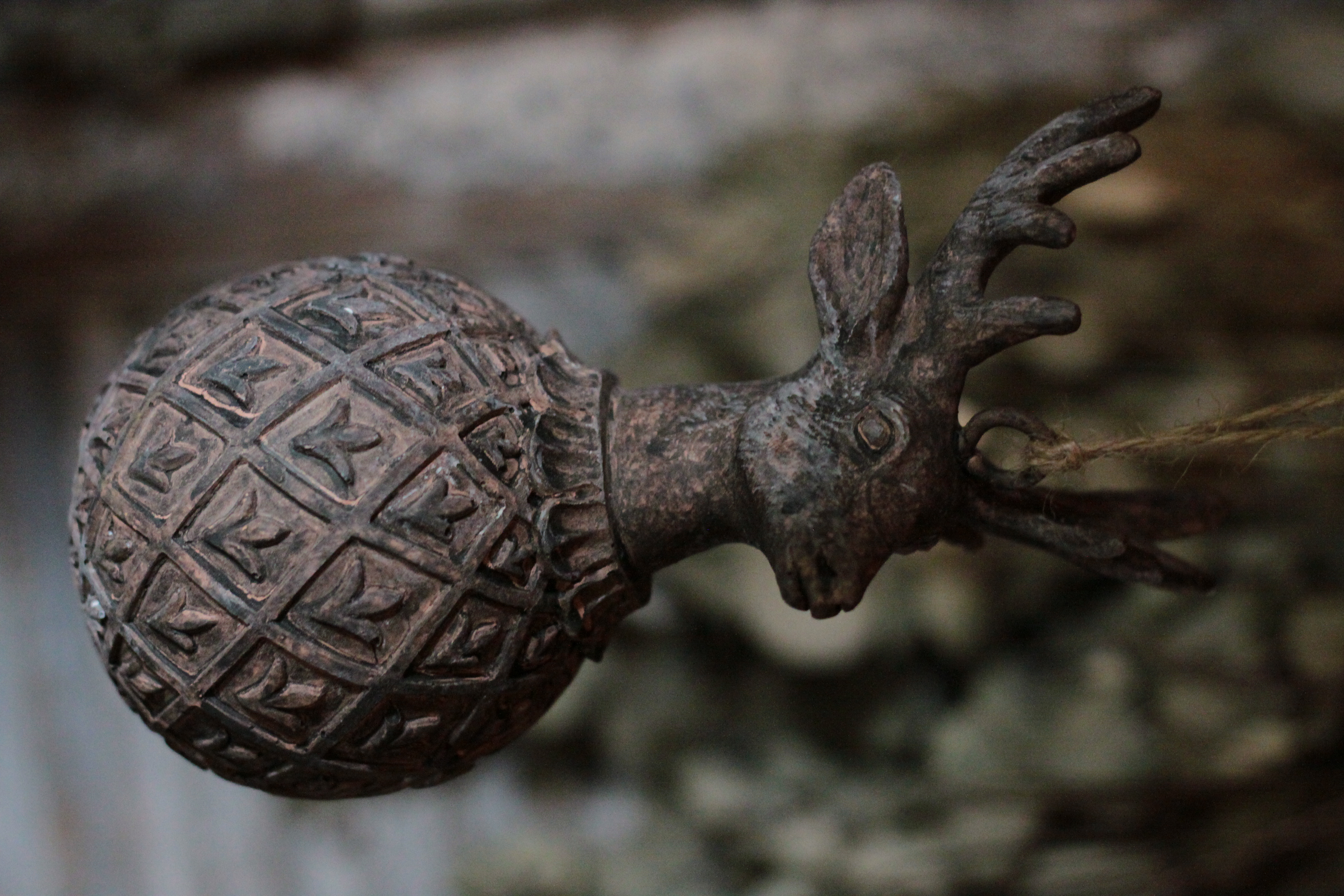 Stenen ornament met hert