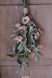 Gebonden toef van zijdebloemen