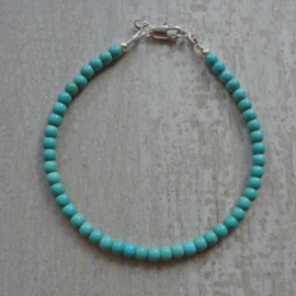 armbandje van turquoise kraaltjes