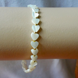 armband met parelmoer hartjes