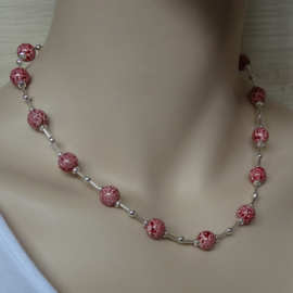 Ketting met kralen rood-wit