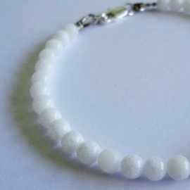 Armbandje van witte jade