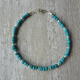 armbandje van turquoise en zilveren kraaltjes