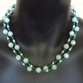 ketting van groenblauwe kralen