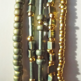 Set armbandjes van metallic en gouden kraaltjes