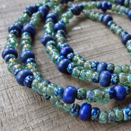 ketting van lapis lazuli en zeegroene kraaltjes