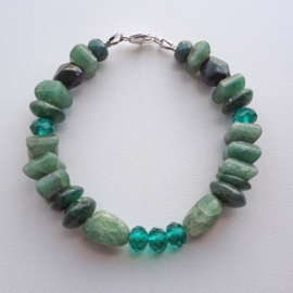 Armband  van groene natuursteen en kristal kralen