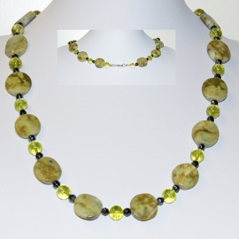 Ketting van olijfkleurige turkoois met peridot en hematiet kraaltjes.