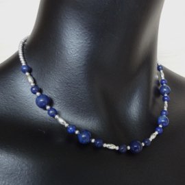 ketting van lapis lazuli en zilveren kraaltjes