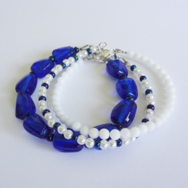 Armbandje van glaspareltjes en blauwe kraaltjes