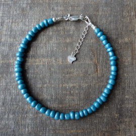 armbandje van blauwe kraaltjes