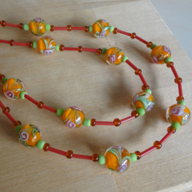 Ketting met oranje lampwork kralen