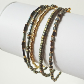 Set armbandjes van metallic en gouden kraaltjes