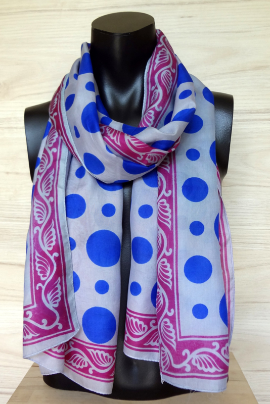 zijden sjaal met blauwe balletjes en roze rand