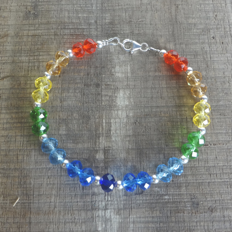 Armband van kristal glas in regenboogkleuren.