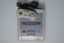 SNES Super Nintendo Console + 1 Controller [Verkleurd]