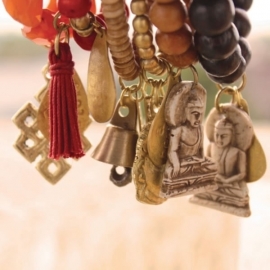 ketting met hanger  - Sunita Red Pom Buddha charm necklace