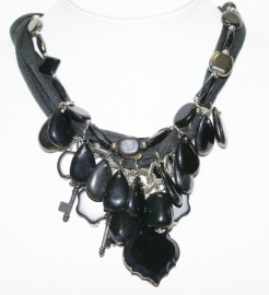 3007/M Ketting met zwarte kralen