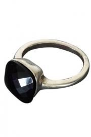 Zilverkleurige ring met zwarte steen