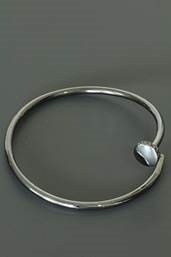 zwartkleurige armband spijker