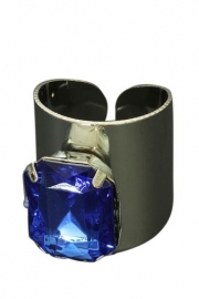 Zilverkleurige ring met blauwe steen