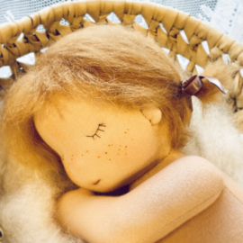 Petite Bébé - een 12''/30 cm lang  Waldorf Baby popje in Mozes mandje