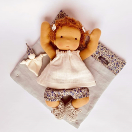 Petite Bébé - een 12''/30 cm lang  Waldorf Baby popje in Mozes mandje - brown