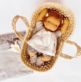 Petite Bébé - een 12''/30 cm lang  Waldorf Baby popje in Mozes mandje - brown