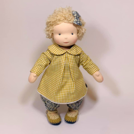 Tasha - een 14''/36 cm tall handgemaakte Waldorf pop