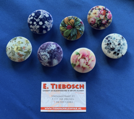 Magneet sluiting porselein wit met blauwe bloemen