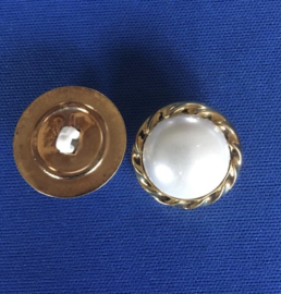Knoop rond 18 mm goud kleur met parel