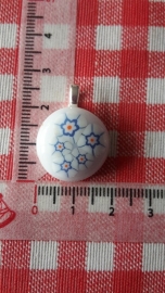 Ronde witte hanger met blauw/witte bloemetjes (klein)