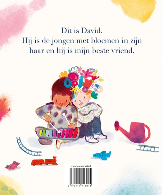 De jongen met bloemen in zijn haar