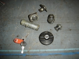 Lockset with fuelcap and gloovebox type 1