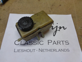 Ausgleichsbehälter (neben Hauptbremszylinder)