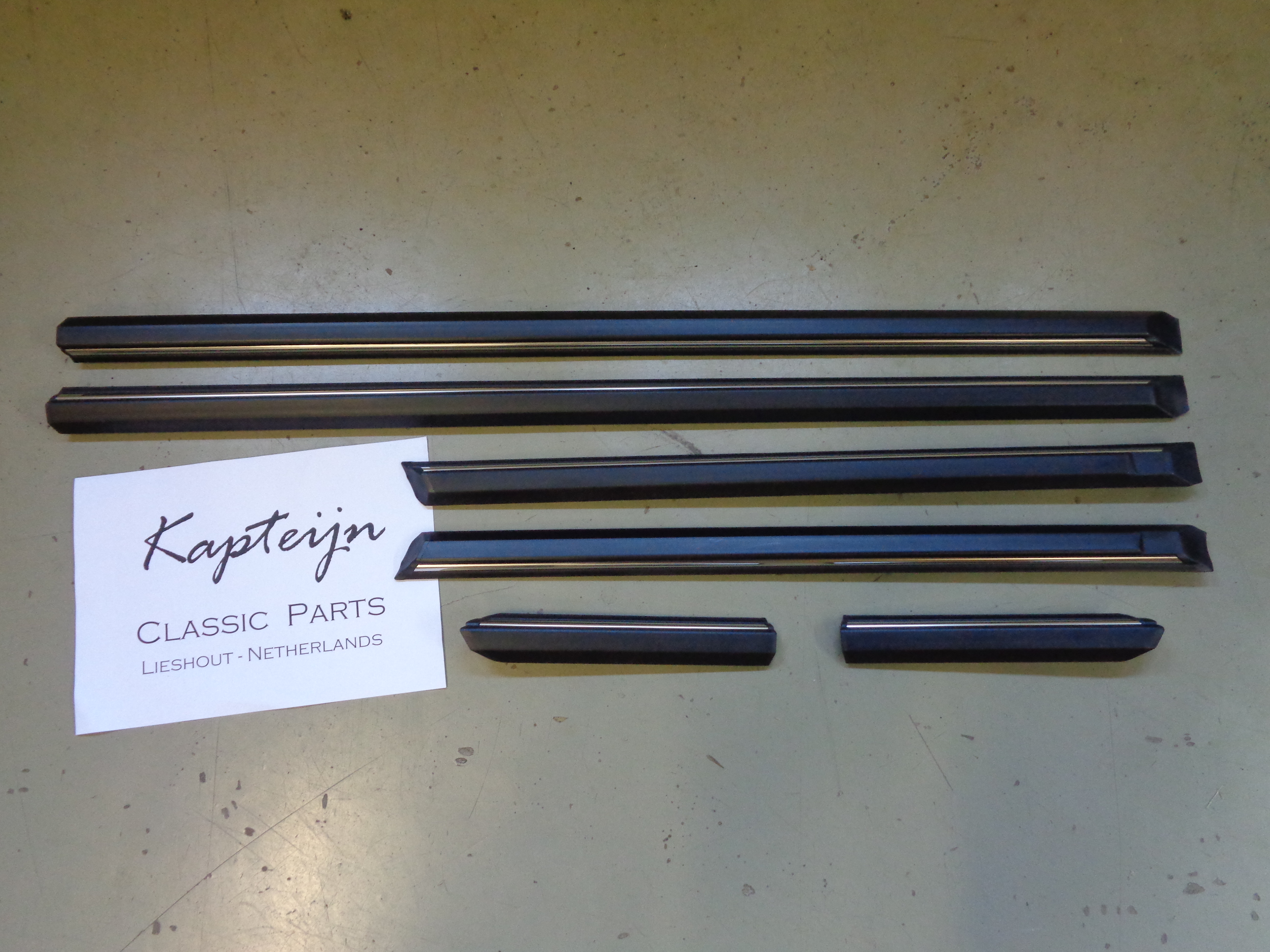 Lower moulding set chrome line 4-door and Touring, fitting materials included (Repro, New)