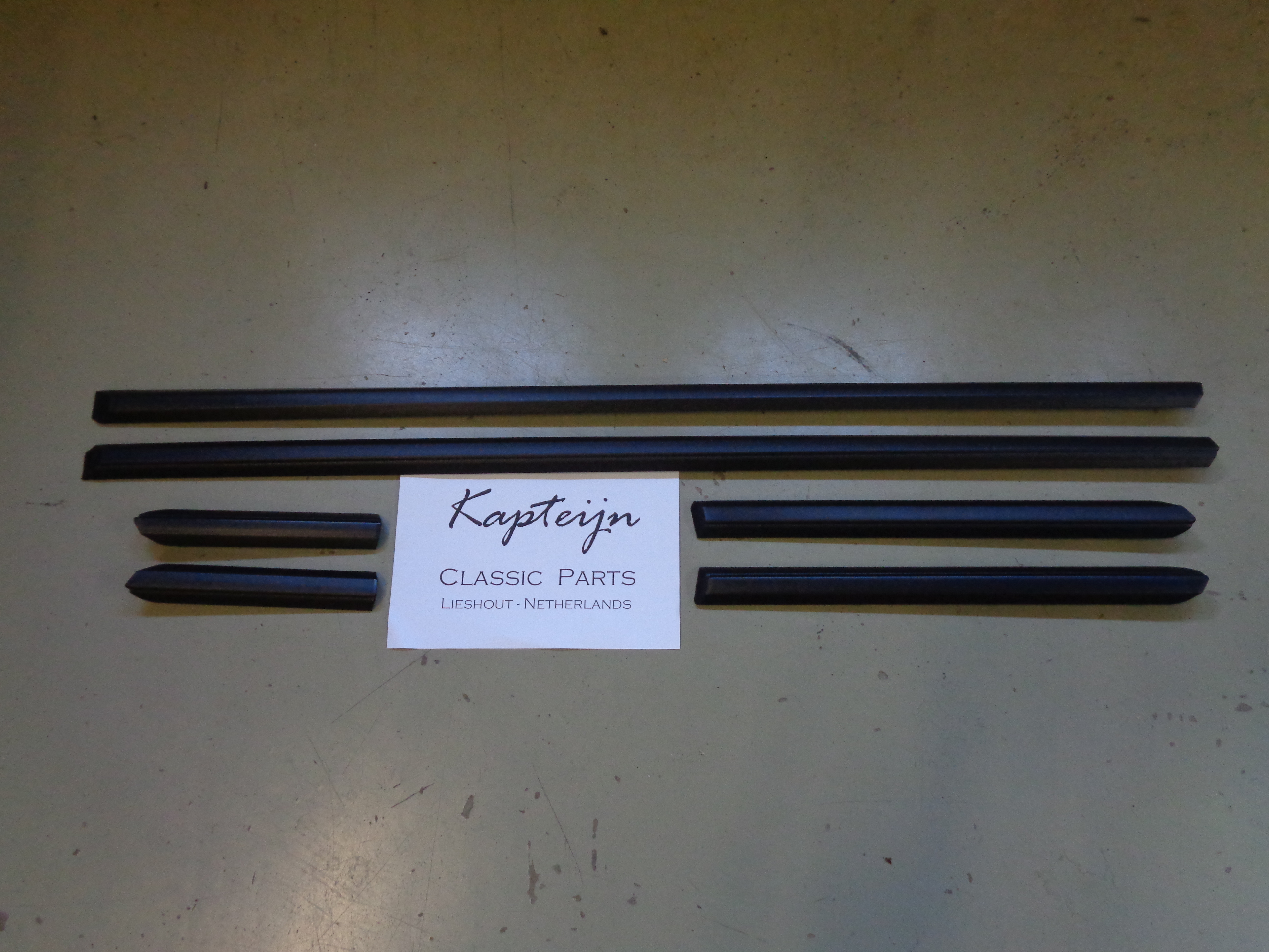 Lower moulding set shadow line 2-door, fitting materials included (Repro, New)